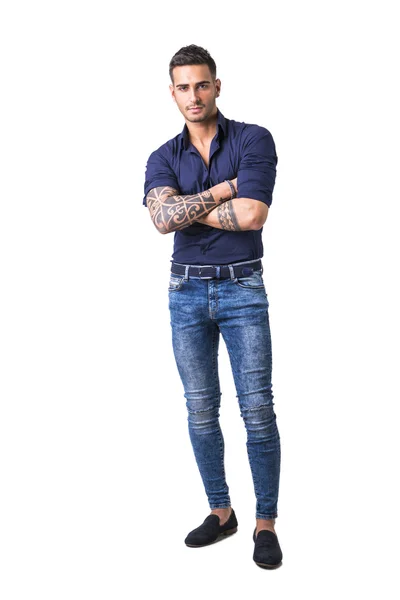 Jonge man in een blauw shirt en spijkerbroek geïsoleerd — Stockfoto