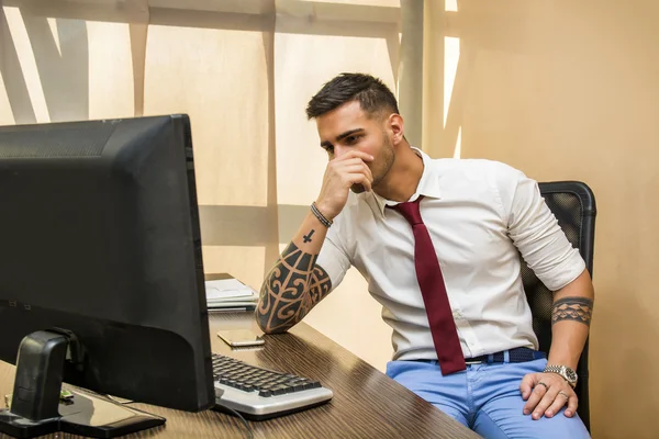 Tired or frustrated office worker at computer — Stock Photo, Image