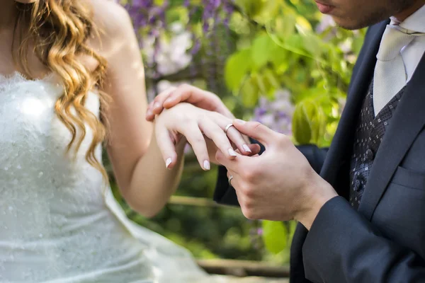 Close-up van bruidegom dragen trouwring op de vinger van de bruiden — Stockfoto