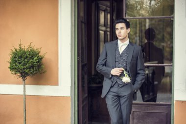 Gri takım elbiseli yakışıklı damat