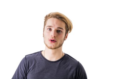 Emin ifadesi olan şaşkın adam