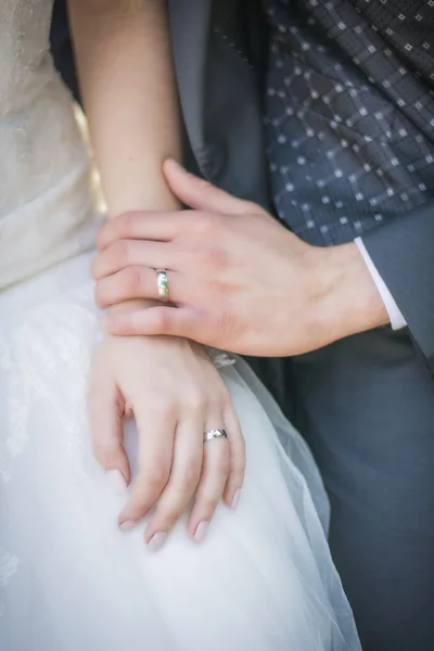 Close-up van bruidegom dragen trouwring op de vinger van de bruiden — Stockfoto