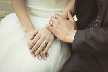 Damat Düğün yüzüğü gelinler parmağında Close-Up