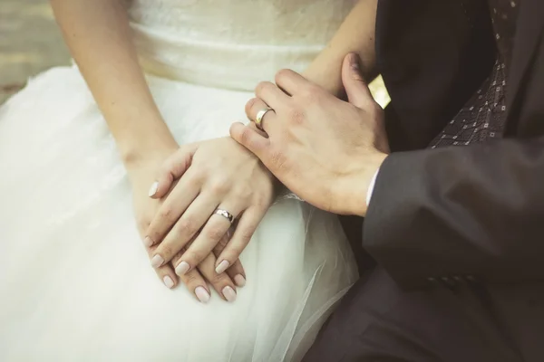 Close-up van bruidegom dragen trouwring op de vinger van de bruiden — Stockfoto