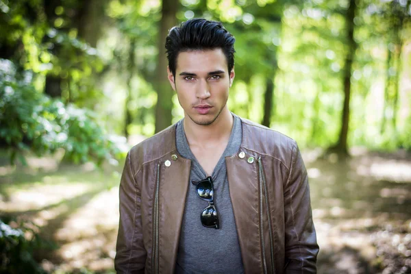 Young man hiking in lush green mountain scenery — Stock Photo, Image