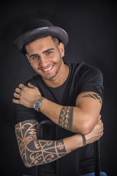 Young man with black bowler hat and tattoos — Stock Photo, Image