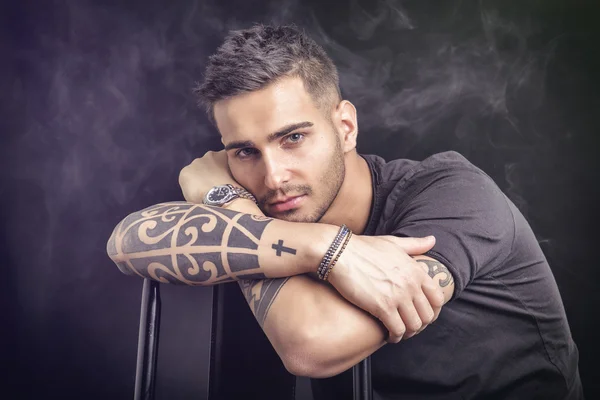 Young man with black t-shirt and tattoos — Stock Photo, Image