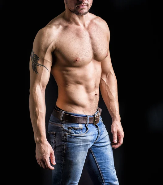 Onherkenbaar jongeman met naakte gespierd torso — Stockfoto