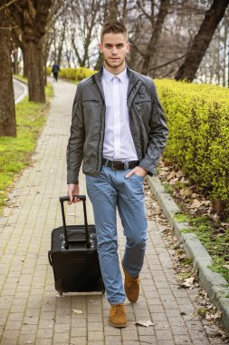 Bagaj ayakta Nehri yakınında kaldırımda adamla