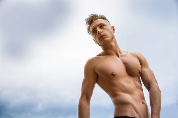 Bonito sem camisa muscular jovem ao ar livre — Fotografia de Stock