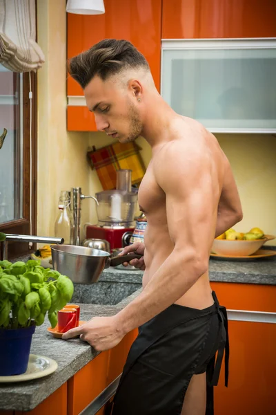 Homem barbudo no avental preparando o café da manhã — Fotografia de Stock