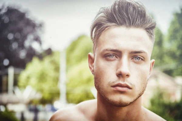 Handsome young man outdoor, headshot — Stock Photo, Image