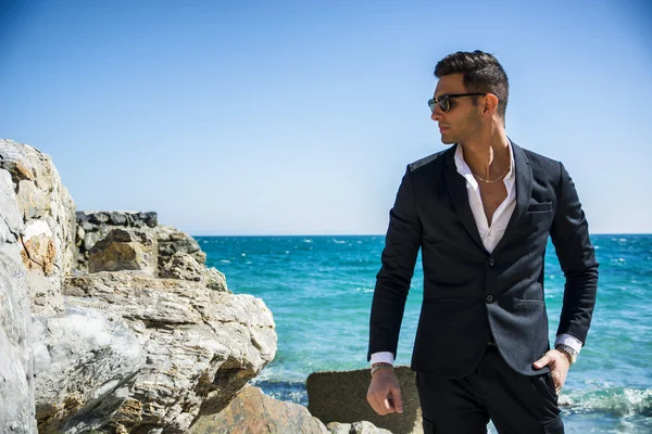 Knappe man in klassiek pak op het strand — Stockfoto