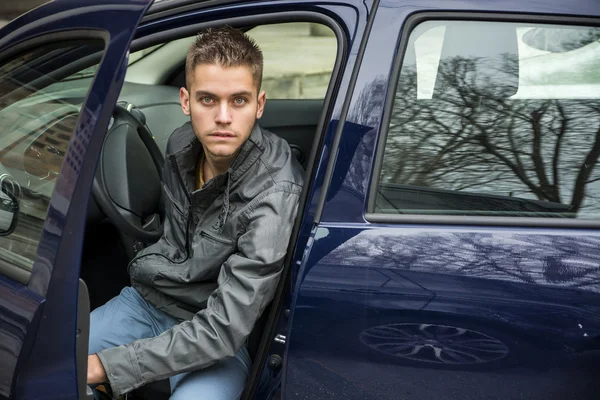 Young man driving car — Stock Photo, Image