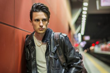 Yakışıklı genç erkek seyahat tren istasyonunda