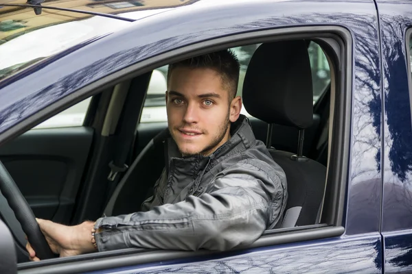 Jeune homme voiture de conduite — Photo