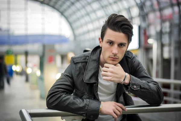 Attractive young man inside modern building — kuvapankkivalokuva