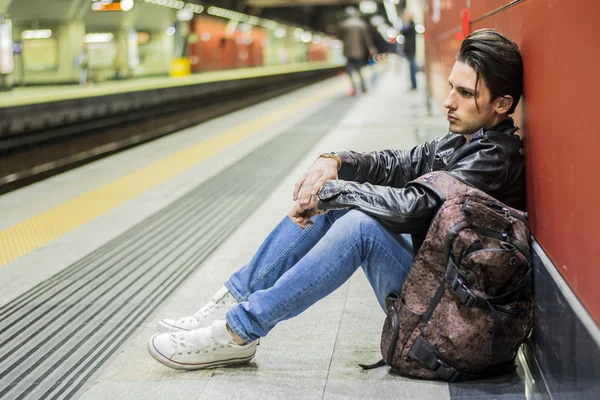 Yakışıklı genç erkek seyahat tren istasyonunda — Stok fotoğraf