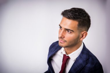 Mavi ceketli ve kot pantolonlu genç adam izole edilmiş.