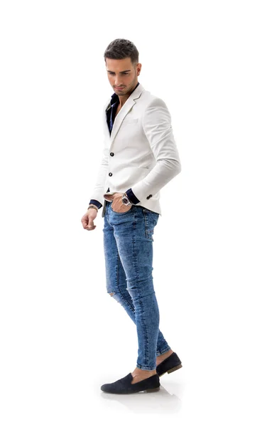 Lachende jongeman in blauw shirt en witte jas — Stockfoto