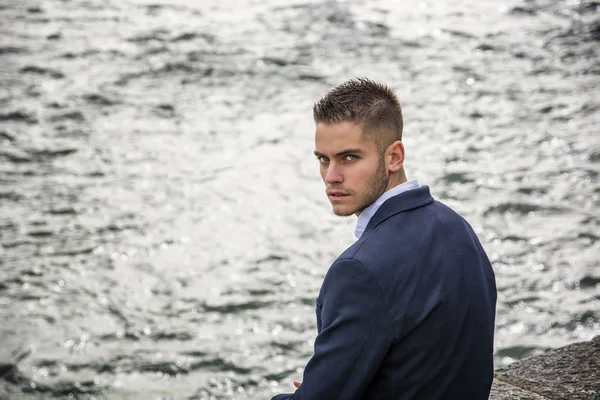 Kontemplative junger Mann stehend neben Fluss — Stockfoto