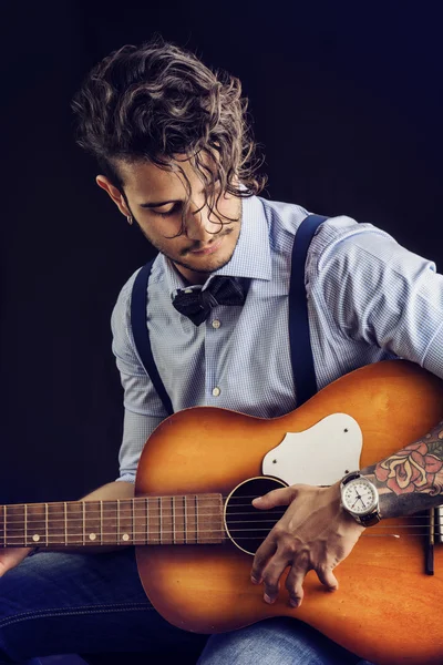 Retrato de hombre alegre con guitarra —  Fotos de Stock