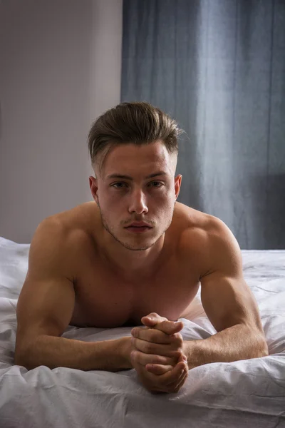 Bez koszuli sexy mężczyzna model leżący sam na jego łóżko — Zdjęcie stockowe