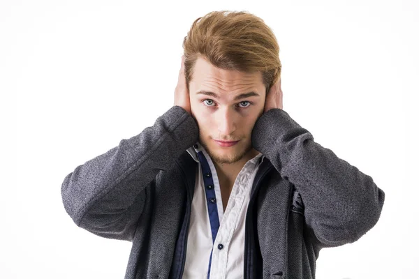 Man die betrekking hebben op oren met zijn handen — Stockfoto