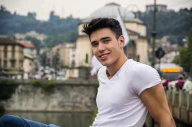 Çekici genç adamın kentsel ayarı gülümseyen