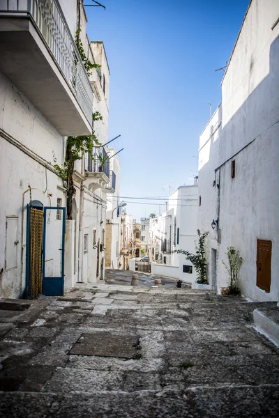 Calle urbana estrecha en la ciudad italiana — Foto de Stock