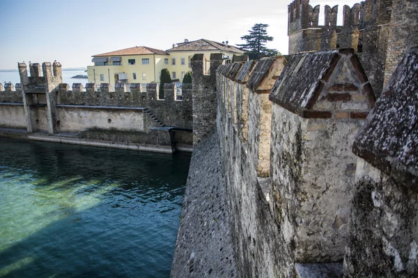 Velhas muralhas em torno de Sirmione, cidade italiana no lago de Garda — Fotografia de Stock