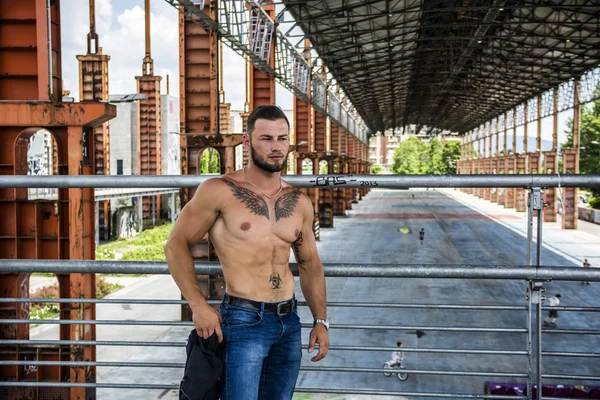 Homem musculoso pedaço sem camisa ao ar livre na cidade — Fotografia de Stock