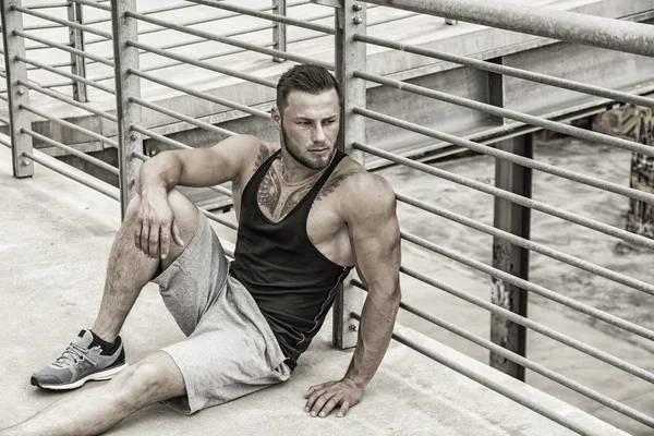 Handsome muscular man standing outdoor in city — Stock Photo, Image