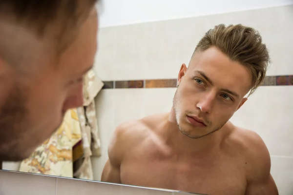 Без рубашки мускулистый красивый молодой человек в ванной комнате — стоковое фото