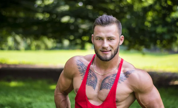 Portrait de bel homme musclé topless avec corps tatoué à la recherche de suite — Photo