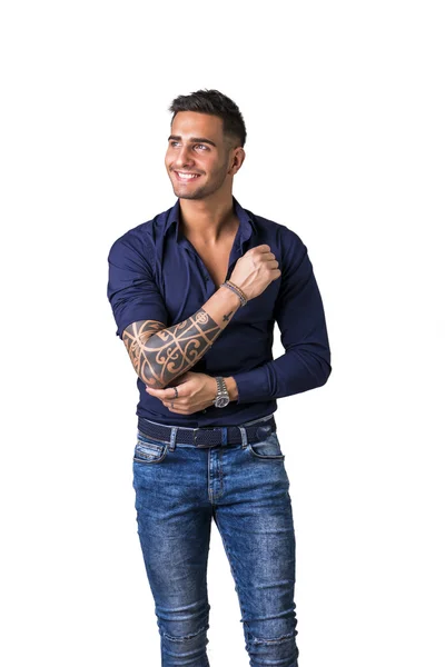 Jovem sorridente na camisa azul e calça jeans isolados — Fotografia de Stock