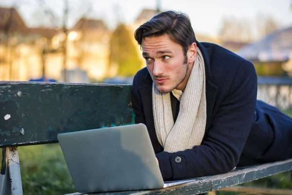 Bello elegante uomo d'affari che lavora in un parco — Foto Stock