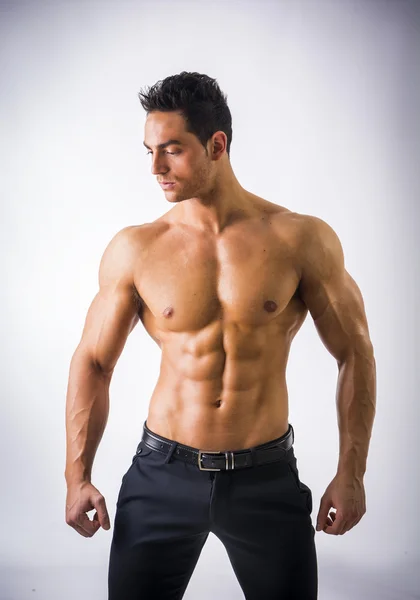 Guapo hombre musculoso sin camisa con pantalones elegantes —  Fotos de Stock