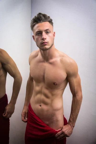 Young Muscular Man Leaning next to Mirror — Stockfoto