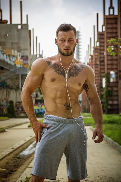 Schöner muskulöser Mann ohne Hemd draußen in der Stadt — Stockfoto