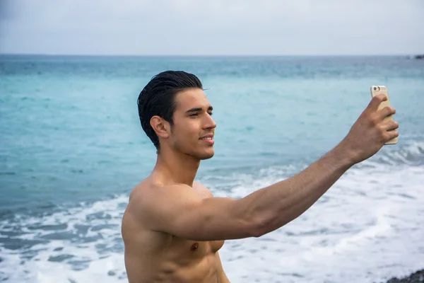 Shirtless Young Man Taking Selfie Photos at Beach — Stock Photo, Image