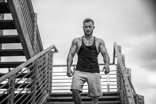 Handsome muscular man standing outdoor in city — Stock Photo, Image