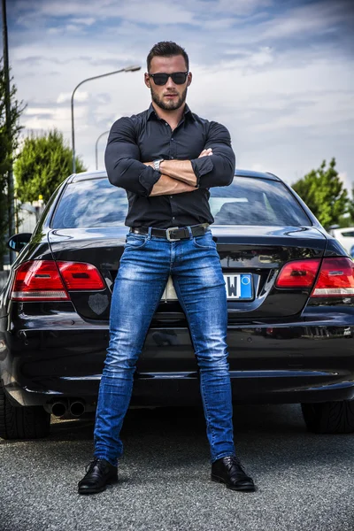 Handsome bearded man next to car in sunglasses — Stockfoto