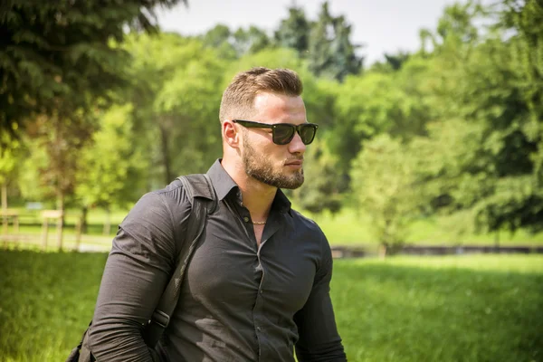 Bello muscoloso Hunk Man all'aperto nel parco cittadino — Foto Stock