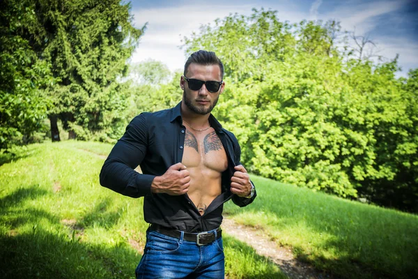 Handsome Muscular Hunk Man Outdoor in City Park — Stock Photo, Image