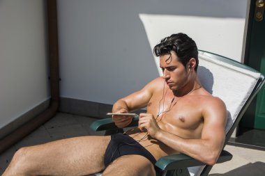 Lounge Chair 'de Müzik Dinleyen Genç Adam