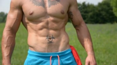 Şehir parkında yakışıklı, kaslı, üstsüz, seksi adam.