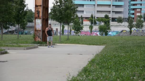 Gespierde man joggen op traject — Stockvideo