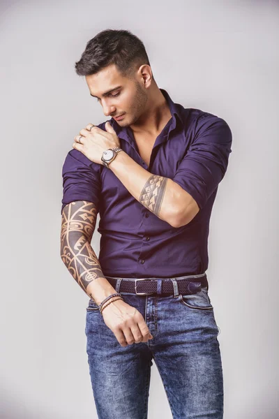 Junger lächelnder Mann in blauem Hemd und Jeans — Stockfoto