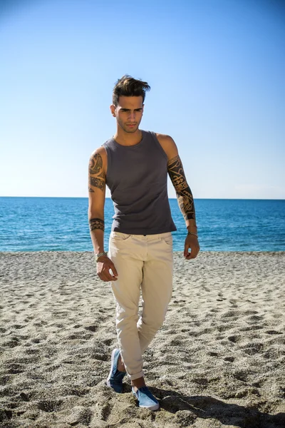 Jeune homme à la plage en été ensoleillé — Photo